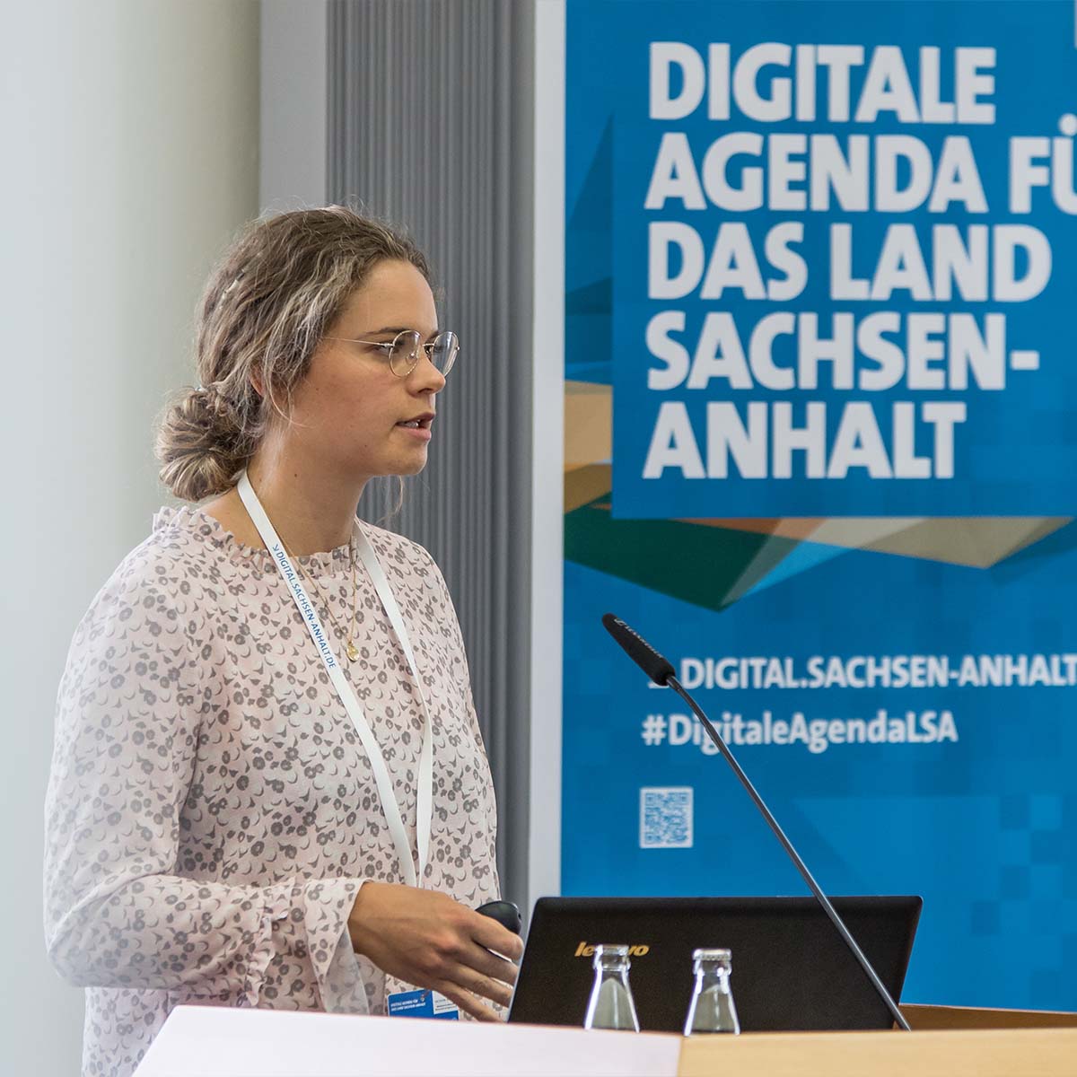 Ein Vortrag einer Frau bei der Digitalen Agenda für das Land Sachsen-Anhalt