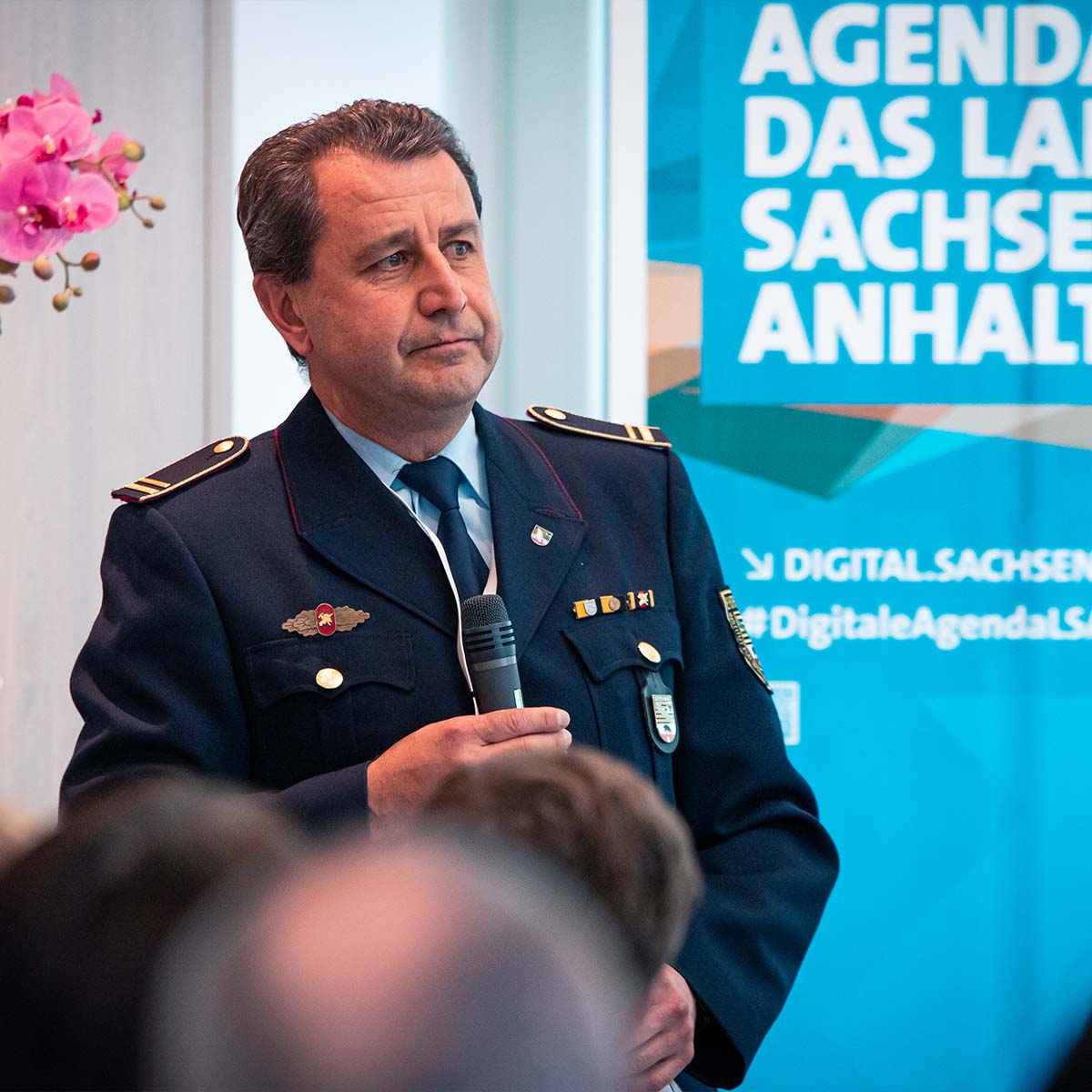 Ein Vortrag von einem Mann bei der Digitalen Agenda für das Land Sachsen-Anhalt