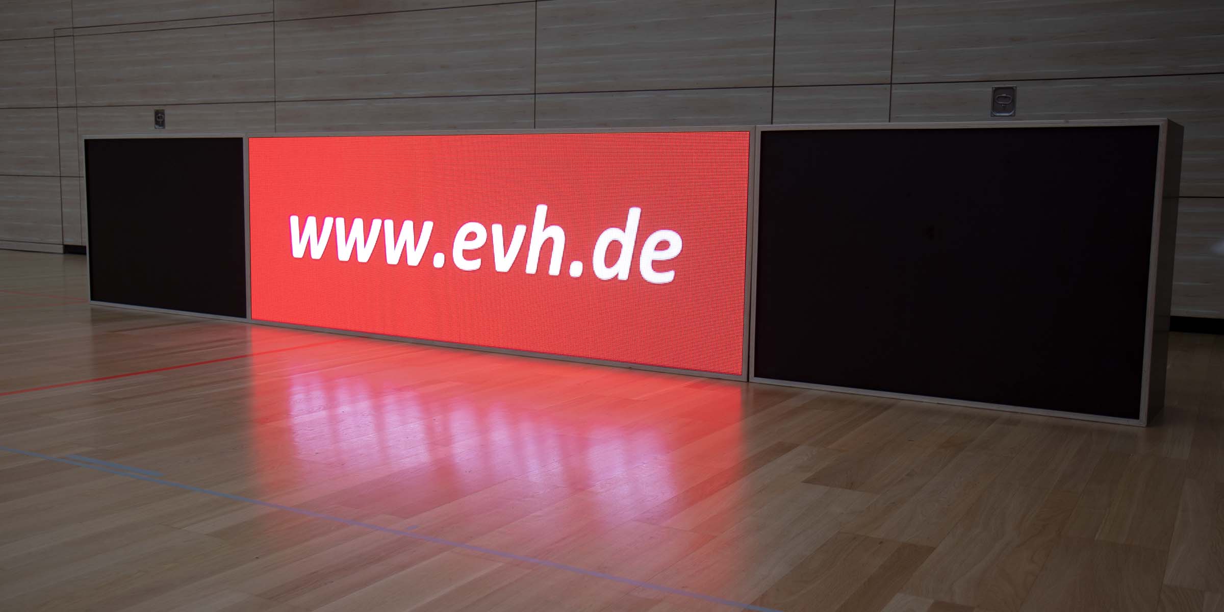 Die mobile LED Bande in der Frontansicht mit Werbung der Energieversorgung Halle