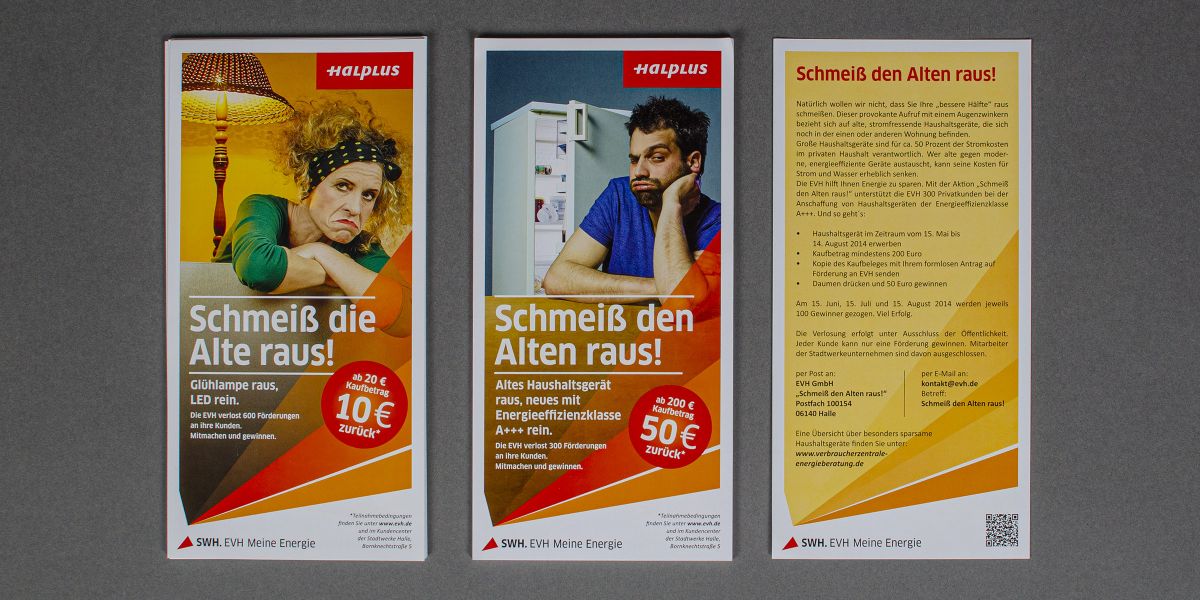 Flyer: EVH Halle-Kampagne „Schmeiß die Alte / den Alten raus" 1. Werbemotiv: Frau lehnt über der Rückenlehne einer Couch im Hintergrund steht eine Lampe; 2. Werbemotiv: Vordergrund: Mann sitzt an einem Tisch und stützt seinen Kopf auf eine Hand, Hintergrund: offener Kühlschrank