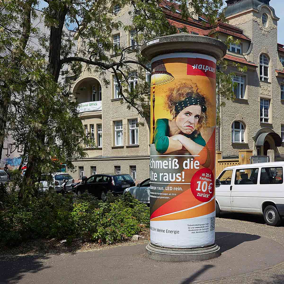 Litfaßsäule zur EVH-Kampagne zum Austausch von Energiefressenden Altgeräten „Schmeiß die Alte raus!“