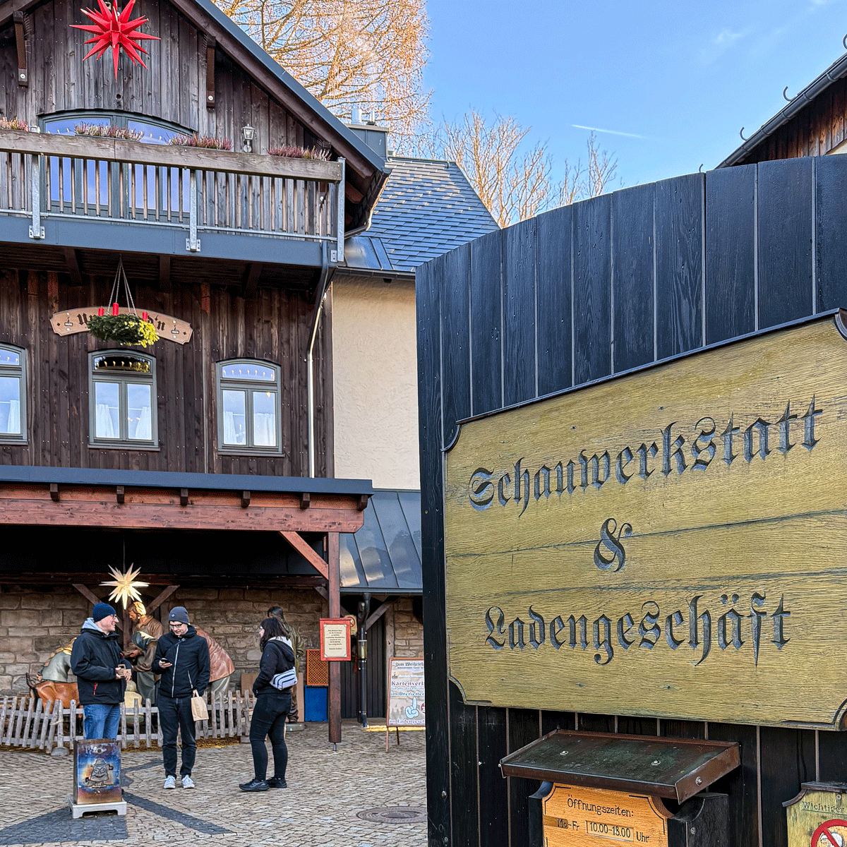 Im Hof der neuendorfer Schauwerkstatt.
