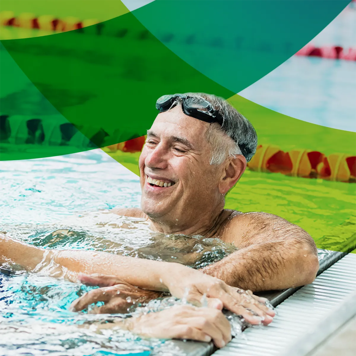 Fotoausschnitt eines lachenden Seniors mit Schwimmbrille in einem Schwimbecken mit Keyvisual der Landessportschule Sachsen-Anhalt
