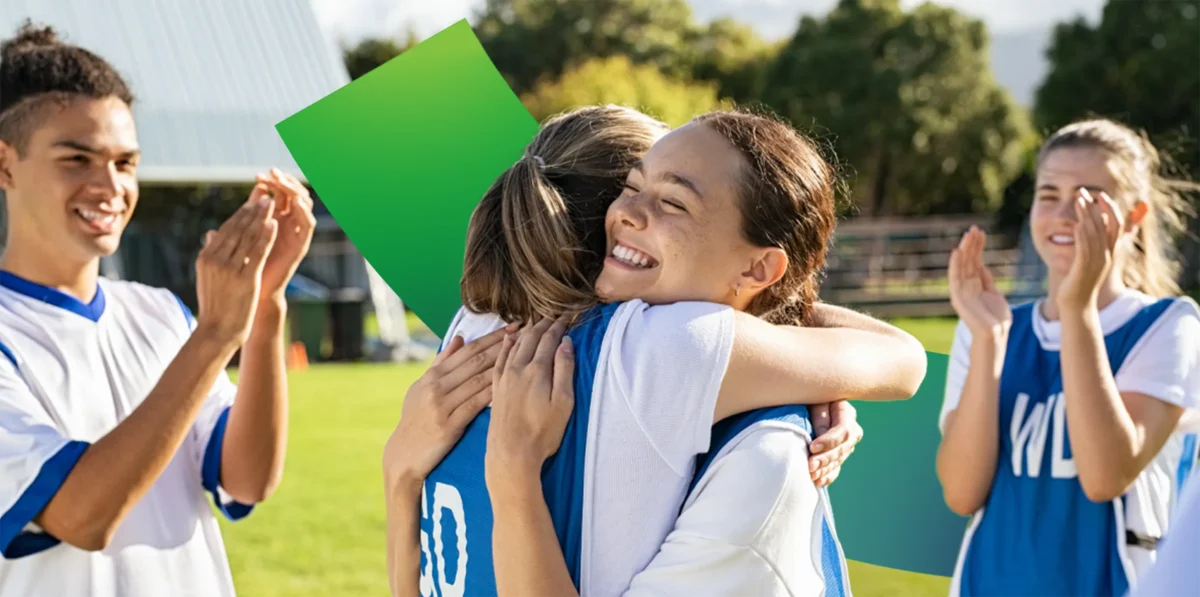 Fotoausschnitt eines Jugendsport-Teams mit Keyvisual der Landessportschule Sachsen-Anhalt