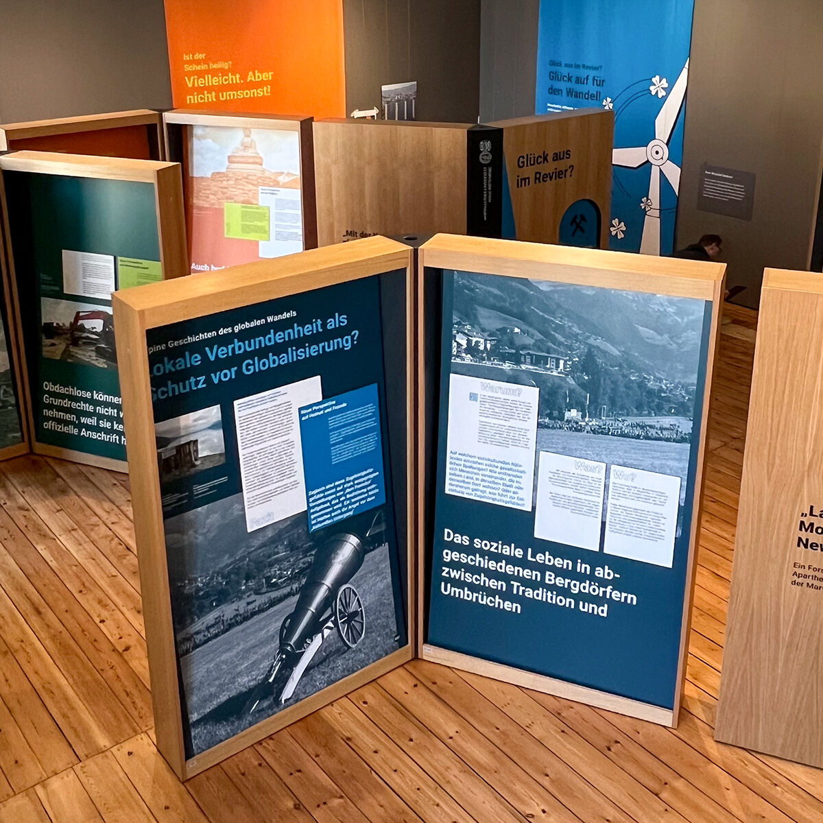 Sonderangefertigte Ausstellungsmöbel, Ausstellungsdesign für das MPI für ethnologische Forschung