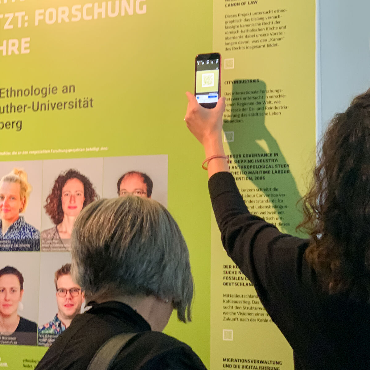 QR-Codes führen zu mehr Infos, MPI ethnologische Ausstellung Landtag