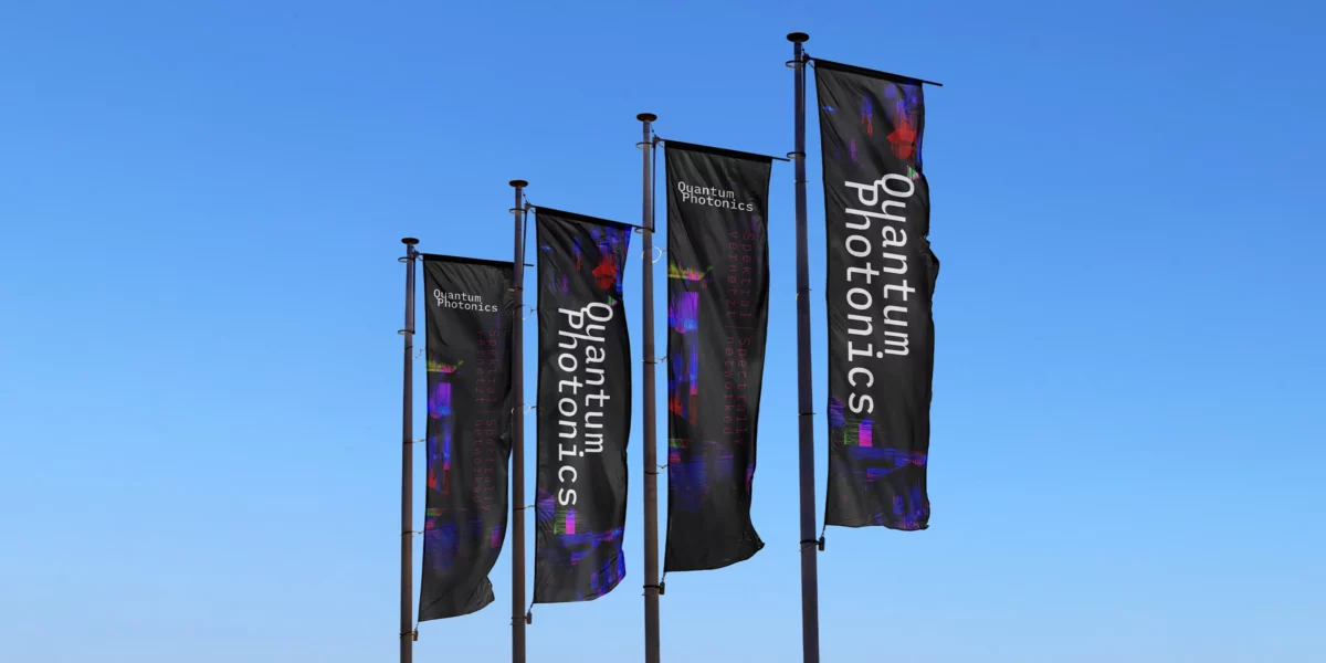 Fahnen mit Logo, Claim und Key Visual zur Bewerbung der Quantum Photonics