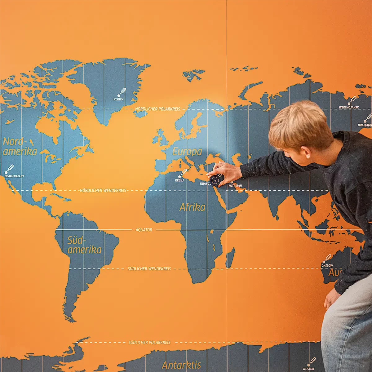 Wo sind die weltweiten Temperaturrekorde? Ein Schüler sucht den Ort auf der Magnetweltkarte im Raum Wärme des Messlabors im Historischen Technikzentrum der Stadtwerke Halle
