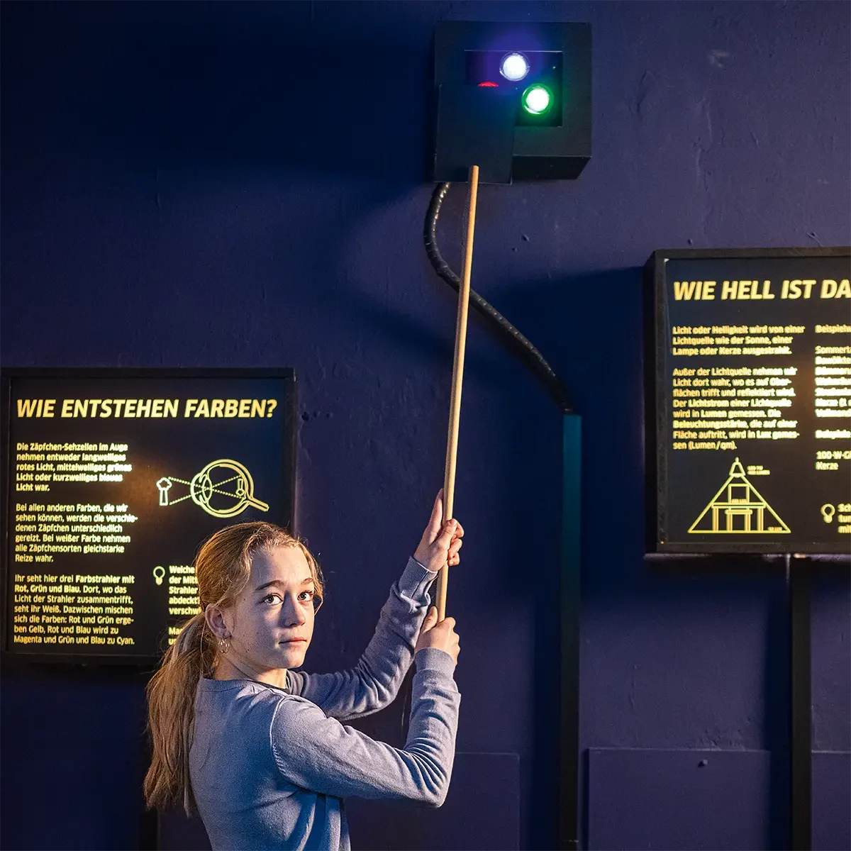 Eine Schülerin bei der Untersuchung der Mischung von Lichtfarben im Raum Licht im Messlabor des Historischen Technikzentrum der Stadtwerke Halle